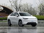 Vehículo eléctrico puro Geely Cao Cao 60 EV con baterías intercambiables y un alcance de 415 Km y 150 km/h de velocidad máxima de carga rápida