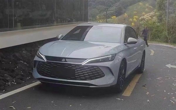 Venta previa 2024 BYD Qinn L DM-i 80km Vehículo eléctrico pronto llegará Carro híbrido 1.5T 101ps L4 Carro nuevo de energía