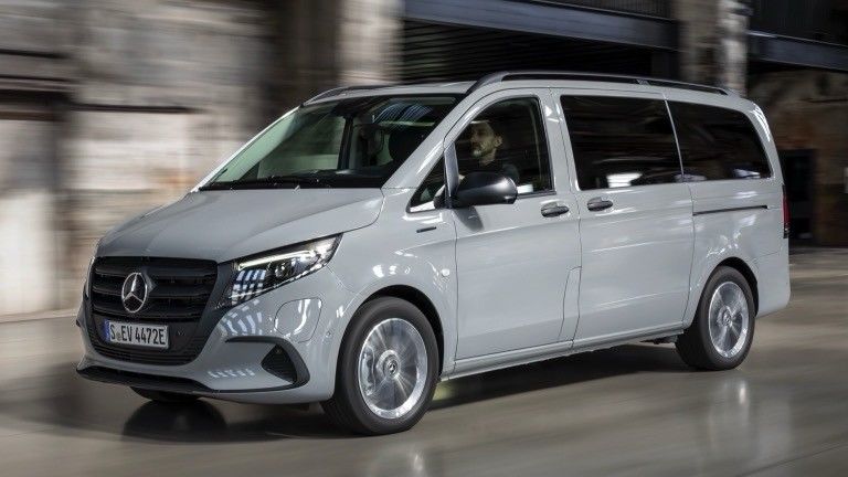 9 asientos EV Mercedes-Benz EVito Tourer Largo con un motor eléctrico de 201 CV y una batería utilizable de 90 kWh