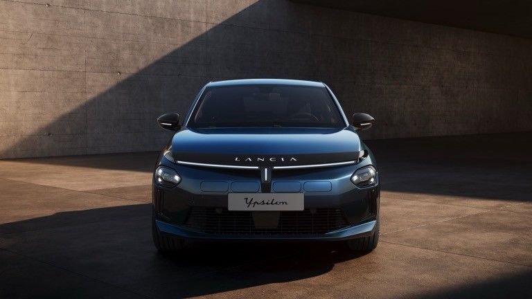 El primer coche eléctrico de Lancia Ypsilon con motor de 154 caballos de fuerza y 260 Nm.